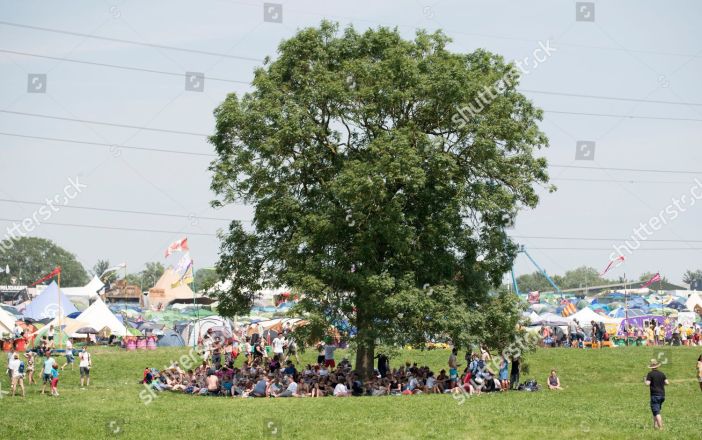 festival-goers-stay-in-the-shade-at-the-glastonbury-festival-2017-worthy-farm-pilton-shutterstock-editorial-9758327a.jpg